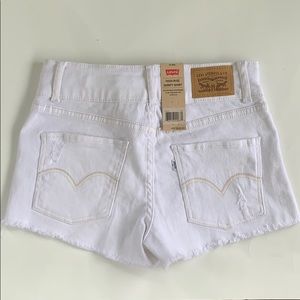 🌵Levi’s High Rise White denim shorty short NWT